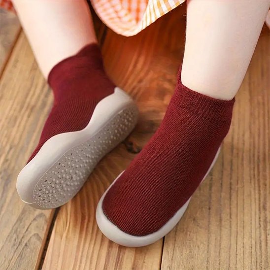 Bébé assis porte chaussures bebe rouge bordeaux gaine