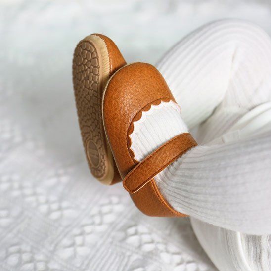 Bébé au sol porte chaussure bebe fille marron