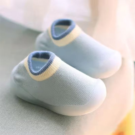 Chaussure pour bebe bleu gaine posé sur table