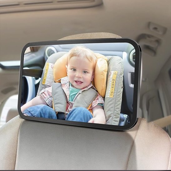 Image de bébé souriant en voiture dans miroir voiture bébé