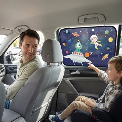 Jeune garçon montre pare soleil voiture bébé spaciale