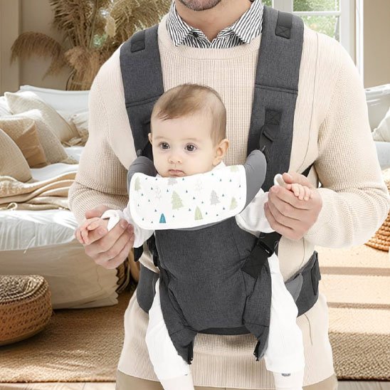 papa met bébé en avant dans porte bébé bleu