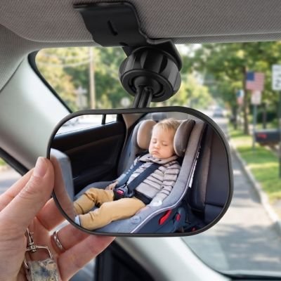 Papa met en place miroir voiture bébé