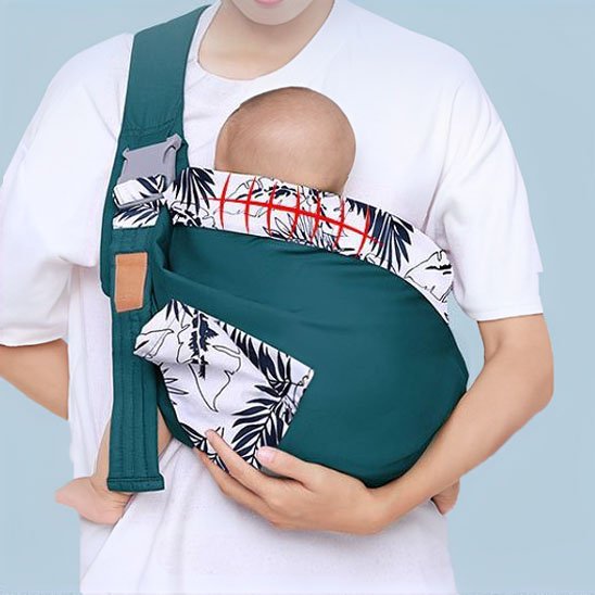 papa tient bébé dans une écharpe de portage bleu fleuri
