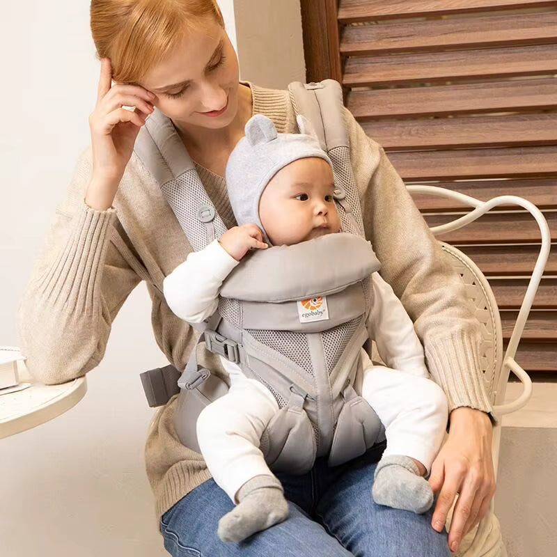 Maman-assise-contemple-bébé-dans-porte-bébé