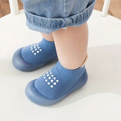 Enfant debout porte chaussure bebe bleu design