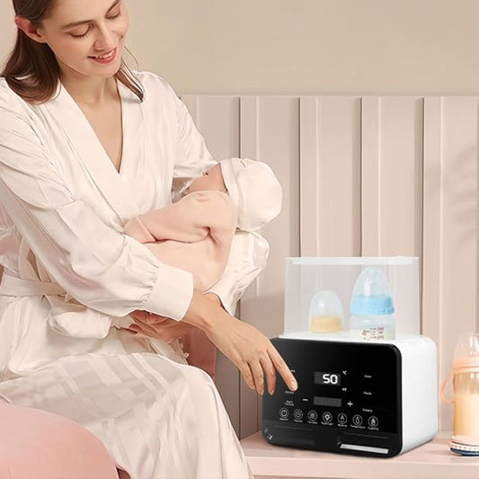 Maman-sur-lit-tient bébé  près de chauffe biberon 