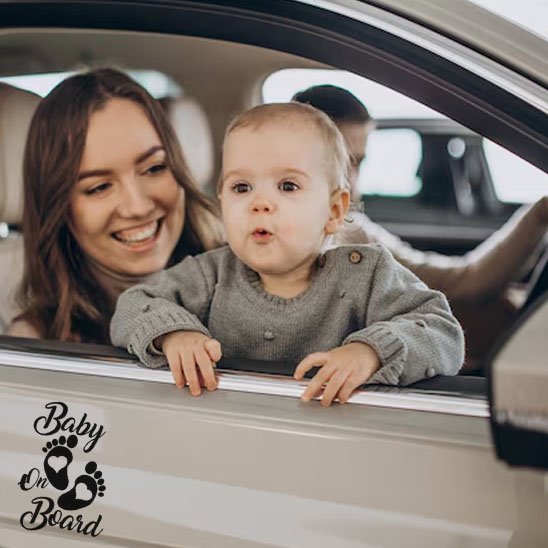 Autocollant bébés à bord sur voiture avec famille en virée