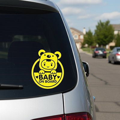 Bébé à bord​  jaune en arrière de voiture