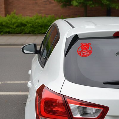 Bébé à bord​  rouge en arrière de voiture