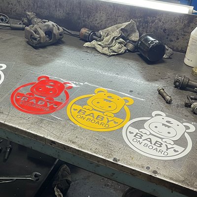 Bébé à bord rouge jaune et blanc  dans garage