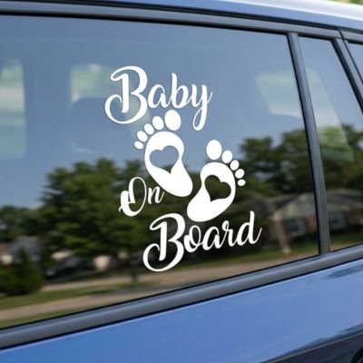 Bébé à bord  blanc deux pas sur vitre voiture