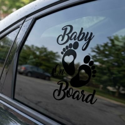 Bébé à bord  noir deux pas sur vitre voiture