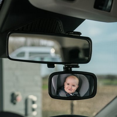 Bébé aperçu dans miroir voiture bébé
