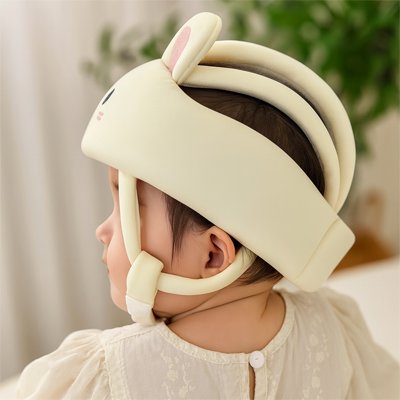 Bébé assis porte casque bebe chat 