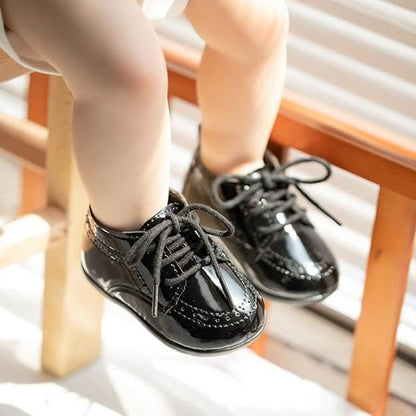 Bébé assis porte chaussure bebe noir lacets