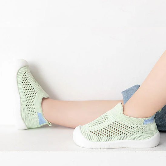 Bébé assis porte chaussure bebe vert design