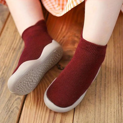 Bébé assis porte chaussures bebe rouge bordeaux gaine