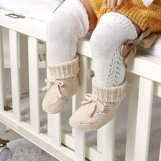 Bébé assise porte chausson bébé  beige tricot