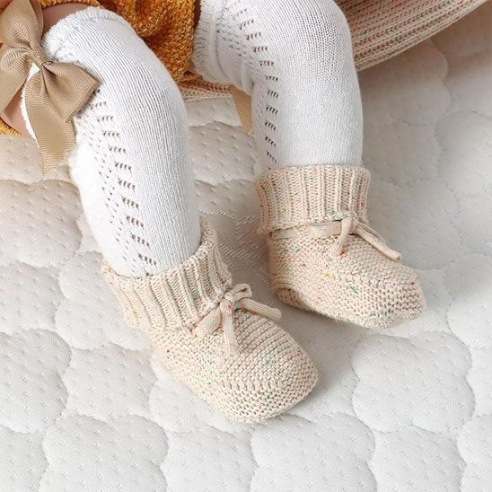 Bébé assise porte chausson bébé tricot beige
