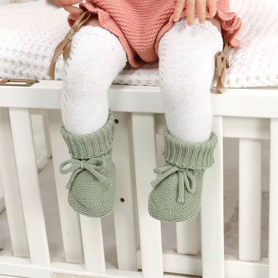 Bébé assise porte chausson bébé vert tricot