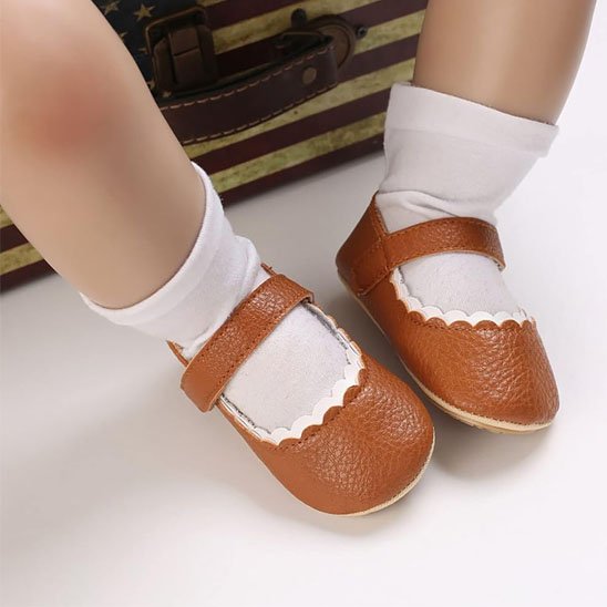 Bébé assise porte chaussure bebe fille marron
