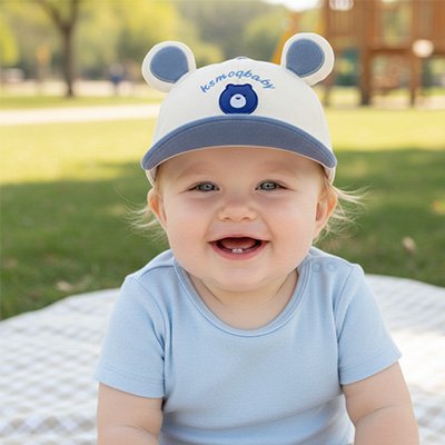 bébé au parc porte casquette bebe bleu blanc ourson