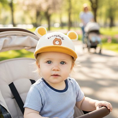 bébé au parc  porte casquette bébé  jaune ourson