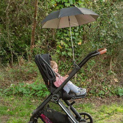 Bébé au parc sous ombrelle pour poussette​ 