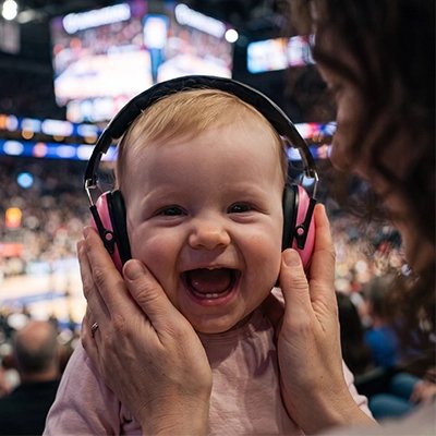 Bébé au stade porte casque anti bruit bébé rose minicalm