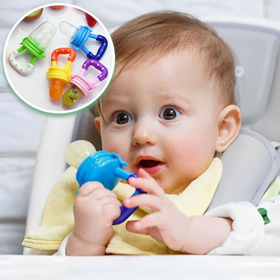 bébé avec grignoteuse bébé multicolore  près lui et bleu dans bouche