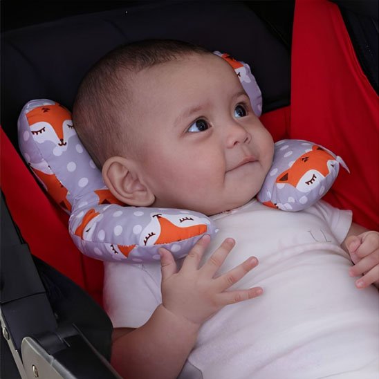 bébé couché dans poussette avec cale tête bebe 