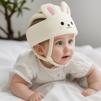 Bébé couché porte casque bebe chat