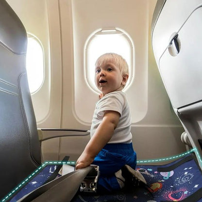 bébé dans avion sur lit de voyage bébé bleu galaxie
