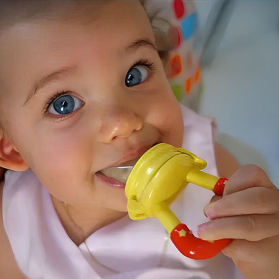 bébé dans bouche grignoteuse bébé jaune rouge 