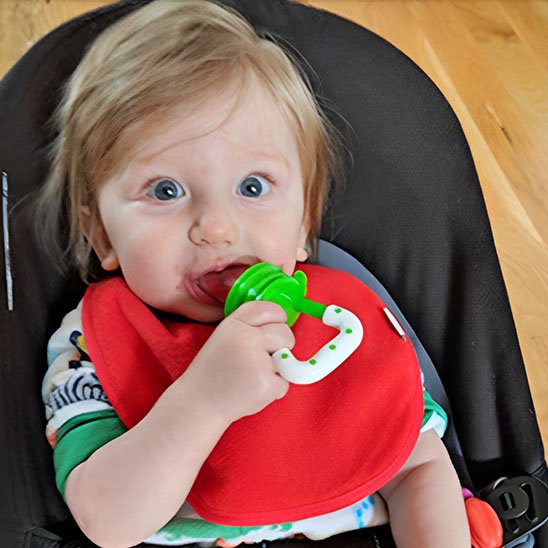 bébé dans bouche grignoteuse bébé vert blanc
