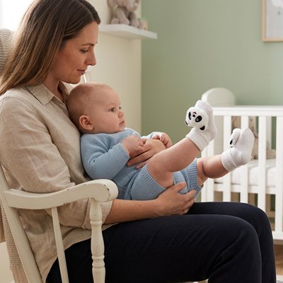 Bébé dans bras maman porte chaussettes bebe blanc panda