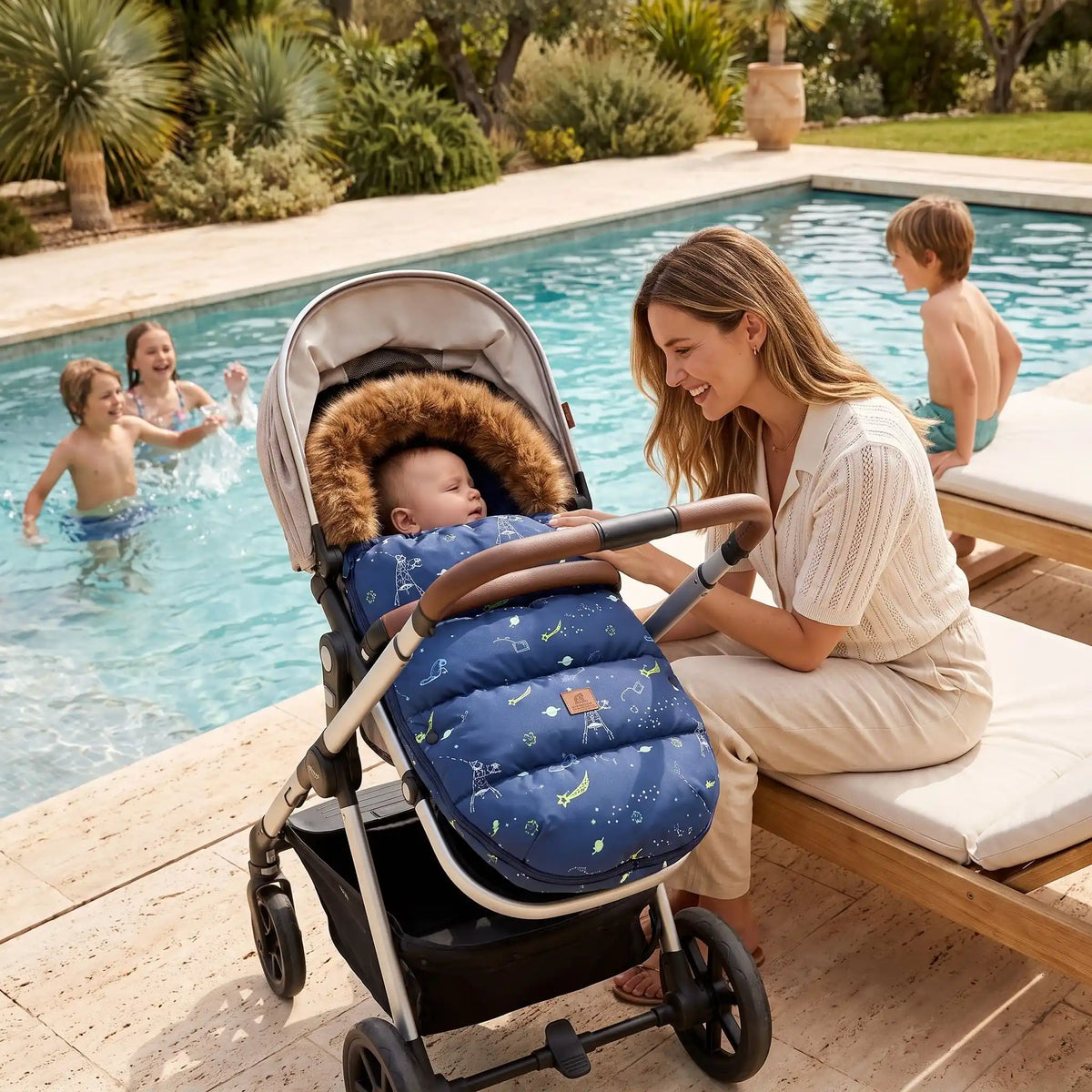 Bébé dans chancelière poussette espace à la piscine avec maman