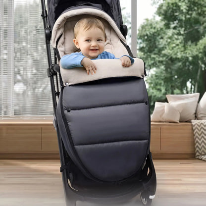 Bébé dans chancelière poussette sourit