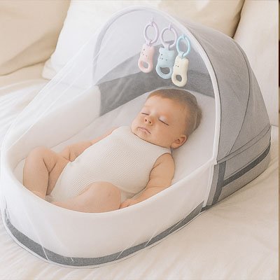 bébé dans  lit de bébé voyage bleu déposé dans chambre