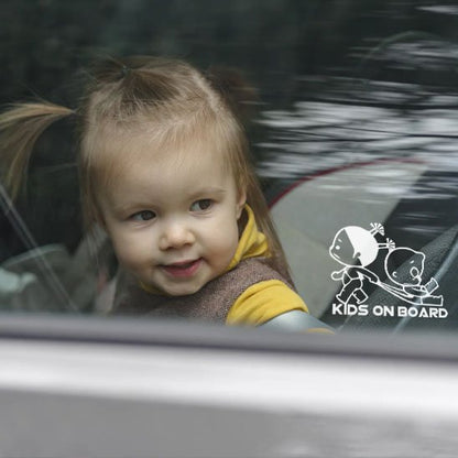 bébé dans voiture avec autocollant bébés à bord