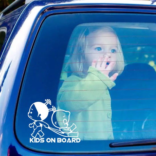 bébé debout dans voiture avec autocollant bébés à bord