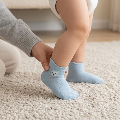 Bébé debout porte chaussette bebe bleu tête chat