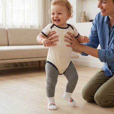 Bébé debout  porte chaussettes bebe blanc arc-en-ciel