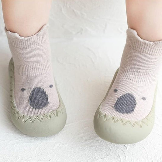 Bébé debout  porte chaussure bebe vert collant blanc