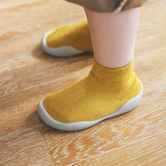 Bébé debout porte chaussures bebe jaune gaine
