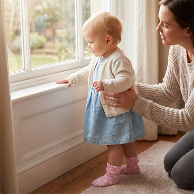 Bébé debout près maman porte chaussettes bebe rose très doux 