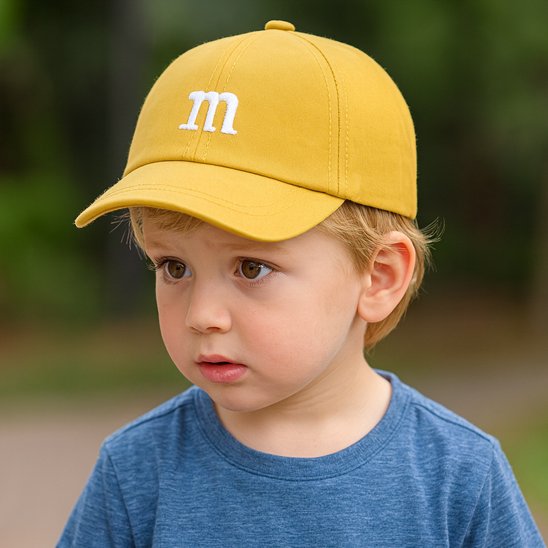 Bébé dehors porte casquette  jaune tendance 