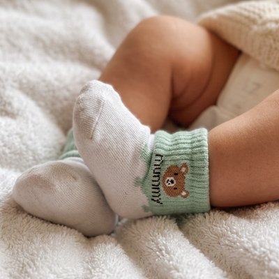 Bébé dort avec chaussette bebe  blanc vert mummy  ourson