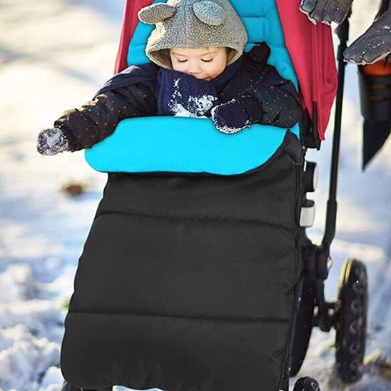 bébé en balade dans chancelière poussette avec intérieur bleu 